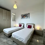 Steps From Three Cities 2br דירה