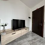 Steps From Three Cities 2br דירה