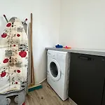 דירה Steps From Three Cities 2br