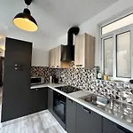 דירה Steps From Three Cities 2br *