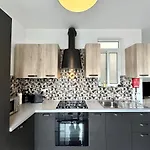 דירה Steps From Three Cities 2br