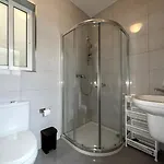 Steps From Three Cities 2br דירה *