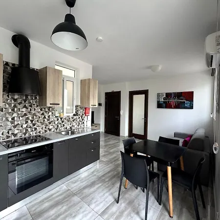 דירה Steps From Three Cities 2br *