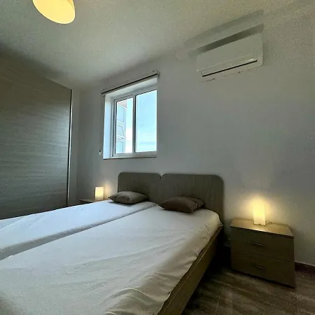 דירה Steps From Three Cities 2br