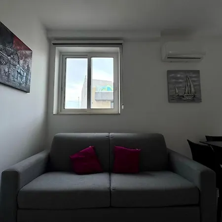 דירה Steps From Three Cities 2br