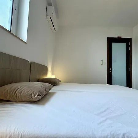 דירה Steps From Three Cities 2br