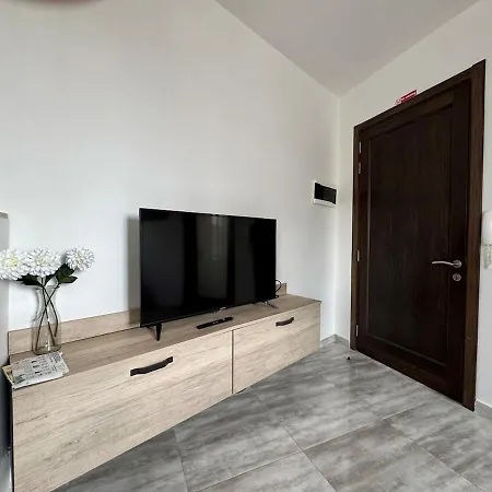 Steps From Three Cities 2br 아파트