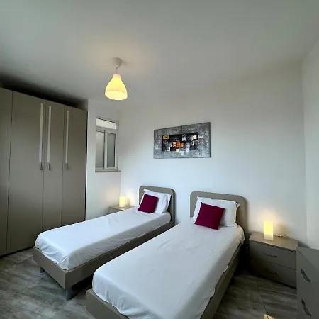 아파트 Steps From Three Cities 2br *