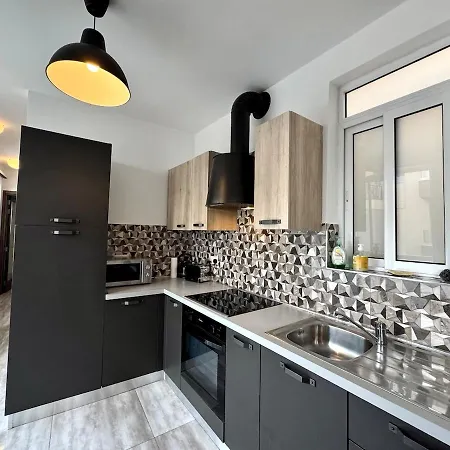 Διαμέρισμα Steps From Three Cities 2br *