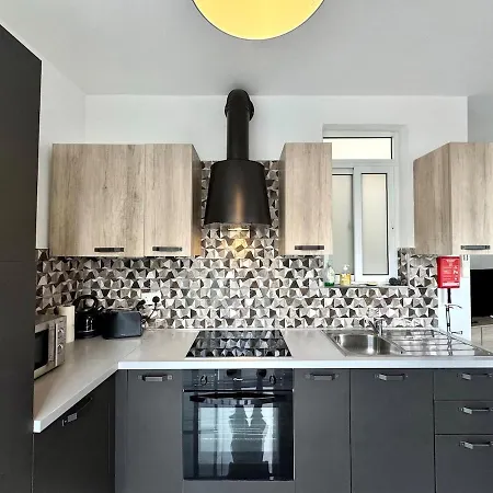 Διαμέρισμα Steps From Three Cities 2br