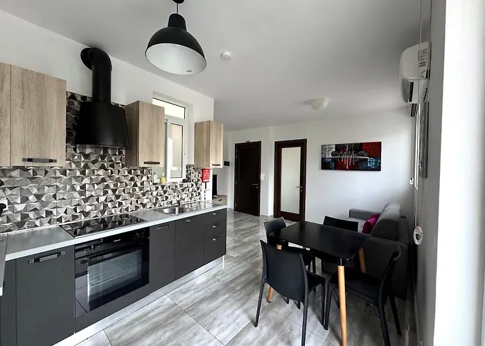 Διαμέρισμα Steps From Three Cities 2br *