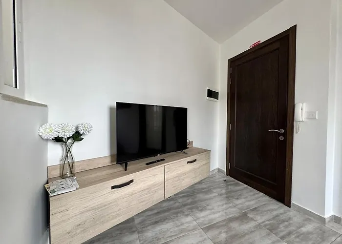 Steps From Three Cities 2br Apartament