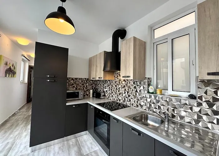 Apartament Steps From Three Cities 2br *